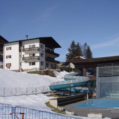 De familie Kropfitsch is er altijd voor je en heet je van harte welkom in hotel Garni Toni. Dit gezellige hotel ligt vlak bij het centrum van Ortisei en je hebt directe toegang tot de skiliften en skipistes van de beroemde Sella Ronda. In het restaurant staat er iedere morgen een uitgebreid voor je klaar en geniet je tegelijkertijd van een prachtig uitzicht over Ortisei en de helling van Furdenan. Je dag begint altijd goed en je gaat vol energie de pistes op. Voor toegang tot het zwembad en de spa van Ortisei kan het hotel ook zorgen