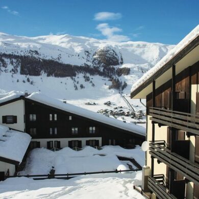 dus 's middags kun je tot aan de voordeur afdalen. De skibus die je snel naar het centrum van Livigno en naar de andere skiliften van het dorp brengt stopt voor de deur. </p><p>'s Middags kun je in het kleine wellnesscenter even helemaal bijkomen. Je vind hier een sauna