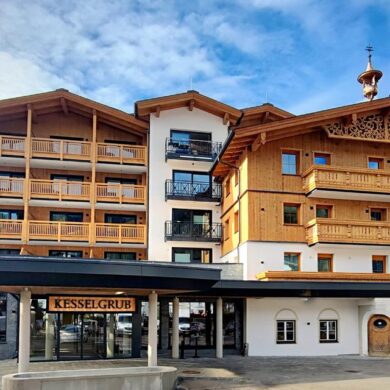 Hotel Kesselgrubs Ferienwelt is een uniek verblijf en de perfecte keuze voor een onvergetelijke familievakantie. De skibus bevindt zich op 30 meter afstand en brengt je naar de skigebieden: Flachau en Zauchensee. Bovendien ligt het knusse centrum van Altenmarkt op 15 minuten loopafstand. Dit hotel heeft werkelijk alles wat je nodig hebt voor een geweldige vakantie in de sneeuw. In de betoverende Kesselgrubs Kinderwereld worden kinderen ondergedompeld in een magische omgeving vol avontuur. Hier kunnen ze zich helemaal uitleven in het Adventure Land en het sprookjesachtige Winterwonder Land. Van skelters en trampolines tot een  kinderbioscoop