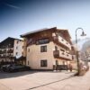 Skiën tot aan de voordeur:Hotel Kirchboden in Wagrain is de perfecte wintersportaccommodatie voor je skivakantie. De skilift en piste vind je  op 600 meter afstand. Na een dag op de piste wacht je een warm welkom in ons stijlvolle hotel met moderne kamers en suites