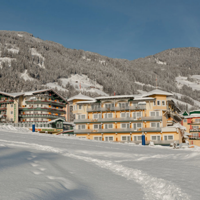 Je zoekt een hotel aan de piste en bij de skilift? Zoek niet verder want Hotel Kohlerhof staat op precies zo'n plek. De Spieljochgondel vertrekt naast het hotel en voor de deur ligt een oefenweide waar de kinderen hun eerste meters kunnen maken op de latten. Je kamer bevindt zich in een van de twee gebouwen welke met een ondergrondse gang met elkaar verbonden zijn. Zo hoef je niet door de sneeuw te lopen om van alle faciliteiten te kunnen genieten. Behalve de goede ligging staat ook de keuken van het hotel goed bekend. 's Ochtends begin je de dag al goed met een prima ontbijt en dan zorgt de gezonde Zillertaler buitenlucht de rest van de dag voor het opwekken van de eetlust op voor een uitstekend diner. Wil je eens een keertje à la carte eten? In de Pizz Pub