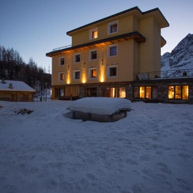 Hotel Lac Bleu is een gezellig en authentieke accommodatie met een rustige ligging. Het hotel beschikt  over appartementen en is gelegen op 1 kilometer van het centrum en de piste. De appartementen van Lac Blue zijn ruim en voorzien van een kitchenette. Je kunt zelf koken