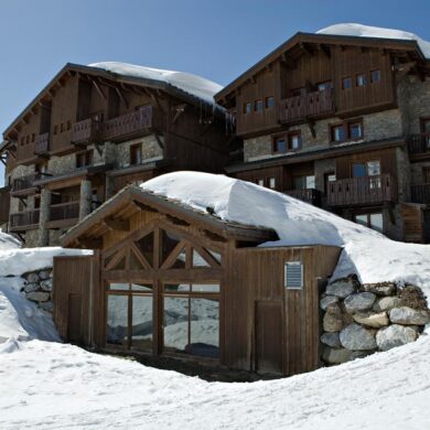 met zelfs een eigen sauna en jacuzzi. Dat is nog eens fijn thuiskomen na een dag in de frisse buitenlucht. Ook is er een uitgebreid wellnesscenter met onder andere de mogelijkheid tot een heerlijke ontspannende massage. Laat je lekker in de watten leggen bij Les Suites du Montana!