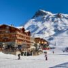 Hotel Le Levanna ligt in het hart van het skigebied Tignes Le Lac en ligt direct aan de piste. Elke kamer is verzorgd en sfeervol ingericht en beschikt over een eigen balkon met een ligstoel. 's Morgens staat er een heerlijk Frans ontbijtbuffet voor je klaar in het restaurant van het hotel. Daarna kun je vanuit het hotel direct de piste op!