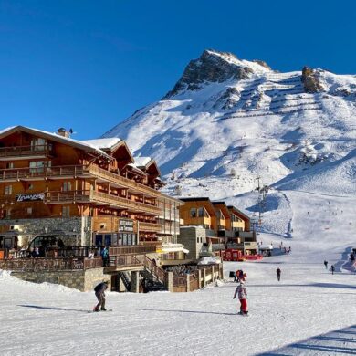 Hotel Le Levanna ligt in het hart van het skigebied Tignes Le Lac en ligt direct aan de piste. Elke kamer is verzorgd en sfeervol ingericht en beschikt over een eigen balkon met een ligstoel. 's Morgens staat er een heerlijk Frans ontbijtbuffet voor je klaar in het restaurant van het hotel. Daarna kun je vanuit het hotel direct de piste op!