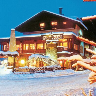 Hotel Lukasmayr is een authentiek Oostenrijks Hotel gelegen in het pittoreske centrum van Bruck. De Areithgondelbaan in Schüttdorf/Zell am See en het centrum van Zell am See liggen op 3 kilometer afstand. De gratis skibus die je naar de bekende wintersportgebieden van Kaprun en Zell am See brengt stopt voor de deur van het hotel. Na een dagje skiën