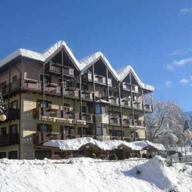 Op een mooie locatie in Mezzana ligt het traditionele Hotel Monte Giner. Dit luxe hotel beschikt over tal van faciliteiten voor een onvergetelijke wintersportvakantie. De ruime kamers zijn verzorgd ingericht en voorzien van tv en een nette badkamer. Het gezellige centrum van Mezzana ligt op 500 meter en de skilift vind je op 950 meter. De skibus die je in enkele minuten hiernaartoe brengt