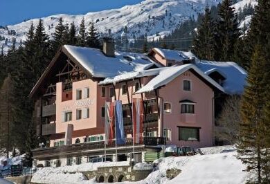 Een goede keuze uit het aanbod van Sunweb Vakanties is Hotel Mooserkreuz in St. Anton. Dit hotel heeft een rustige ligging en een comfortabele uitstraling. Verwen uzelf met een bezoek aan de sauna