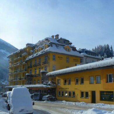 Hotel Mozart is een familiehotel gelegen in het historische centrum van Bad Gastein. In dit authentieke hotel is elke kamer uniek ingericht dat het zijn eigen charme heeft. Over het eten hoef je je geen zorgen te maken. 's Ochtends start je de dag met een lekker ontbijt en als diner kun je genieten van Oostenrijkse specialiteiten in het traditionele restaurant 'Mozartstuben'. De 'Taunus Bar' is de perfecte plek om na het diner te proosten met een drankje in de hand.Na een dag op de piste kun je heerlijk bijkomen in de spa