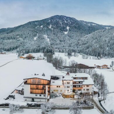 Een vakantie naar Selections Hotel Mühlgarten staat garant voor een onvergetelijke tijd in de sneeuw. Het prachtige 4-sterren hotel ligt aan de rand van het lieflijke dorp St. Lorenzen en de pistes beginnen op 900 meter afstand. Met de gratis shuttleservice van het hotel sta jij dus in een mum van tijd al midden in het winterse landschap. De kamers zijn zeer ruim te noemen en bieden je alle comfort die je nodig hebt na een lange dag skiën. In de ochtend staat er een ontbijt klaar in de ontbijtruimte of je laat het ontbijt via de roomservice op je kamer bezorgen.Na een dag jezelf uitsloven op de piste schuif je in de avond weer aan voor overheerlijke gerechten. Deze zijn bereid met lokale producten en barsten van de smaakexplosies. Rust en ontspanning zijn essentieel voor ons welzijn en onze gezondheid. Door de drukte van het dagelijkse leven wordt dit wel eens vergeten. In de rustgevend ingerichte spa kom je helemaal tot rust in het zwembad