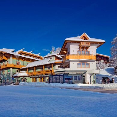 Het comfortabele Hotel Obermair is heerlijk rustig gelegen net buiten het centrum van Fieberbrunn. Hier geniet je van de mooie omgeving en kun je daarnaast helemaal ontspannen in de sauna of het turks stoombad. Heb je behoefte aan meer activiteiten? De skibus stop voor de deur en brengt je binnen enkele minuten naar de skilift. 's Avonds staat er een heerlijk driegangendiner voor je klaar en om de dag goed af te sluiten kun je nog een drankje halen in de bar. Voor een welverdiende vakantie kies je voor Hotel Obermair!