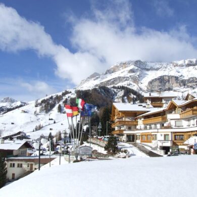 Hotel Olympia in Arabba is heerlijk rustig gelegen en toch bevinden zowel de piste als het centrum zich op loopafstand. Binnen enkele minuten zit je in de skilift en begint een sportieve dag op de pistes. De kamers zijn traditioneel en knus ingericht. Voor wat ontspanning kun je even fijn bijkomen in de sauna en jacuzzi. Óf verwen jezelf en boek een heerlijke ontspannende massage. In het gezellige restaurant schuif je daarna aan voor een heerlijk Italiaans diner.