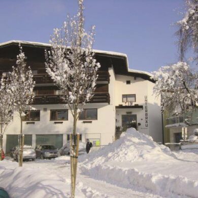 In het centrum van Hopfgarten vind je het familiaire Pension Unterbräu. De skilift Hohe Salve ligt al op 400 meter