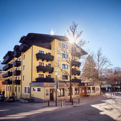 Beleef de magie van de Alpen in Hotel Pinzgauerhof. Dit sfeervolle hotel is de perfecte plek om te ontspannen na een dag op de piste. De centrale ligging zorgt ervoor dat je binnen enkele minuten bij de liften staat. Of je nu een ervaren skiër bent of juist graag de omgeving verkent met sneeuwschoenen