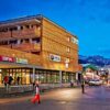 Aan de rand van het centrum en direct tegenover de skilift in Schladming ligt het In Schladming heeft gloednieuwe en sfeervolle Hotel Planai. Zo ben je 's morgens super snel bij de lift en kun je aan het einde van de dag tot vrijwel aan de deur terugskiën. De kamers van het hotel zijn ruim en modern ingericht en beschikken allemaal over een heerlijk balkon met prachtig uitzicht op de besneeuwde bergtoppen. Daarnaast biedt het hotel nog vele andere faciliteiten aan zodat zowel jong als oud zich niet snel zal vervelen. Zo zijn er bijvoorbeeld voor de kinderen een kinderspeelruimte voor de kleintjes en een games room met Playstation voor de oudere kinderen. Om lekker te ontspannen na een intensieve dag skiën