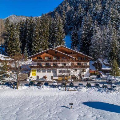 Hotel Pontives is een mooi en traditioneel. Het is rustig gelegen net buiten Ortisei. De dichtstbijzijnde lift vind je op 3 kilometer