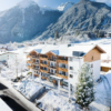 Het sfeervolle Hotel zur Post ligt op 500 meter van het centrum van Krimml en bied je een panoramisch uitzicht op het bergmassief Hohe Tauern en de watervallen van Krimml. De kamers zijn in alpine stijl ingericht en voorzien van houten meubels. Daarnaast hebben alle kamers  een balkon met uitzicht op de prachtige omgeving. Het skigebied van Zilltertal Arena ligt op 10 minuten rijden. Je kunt iedere dag de auto pakken