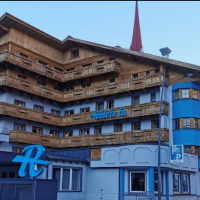 Midden in het centrum van het bruisende skidorp Sölden staat Hotel RidersIN. Het hotel staat bekend om haar vriendelijke en behulpzame personeel. Gasten komen ook graag terug voor de goede keuken want bij een geslaagde vakantie hoort natuurlijk ook goed eten! De chef-kok en zijn team zet je iedere avond de lekkerste traditionele Oostenrijkse gerechten en internationale specialiteiten voor waar je zeker van gaat smullen. En na het diner kun je gezellig napraten in de bar