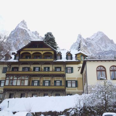 Hotel Salegg is gelegen in het dorpje Seis am Schlern met een prachtig uitzicht over de bergkliffen. Met de skibus ben je binnen een mum van tijd op de piste