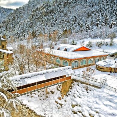 Hotel Sant Gothard ligt in het gebied van Arinsal en biedt een prachtig uitzicht over de vallei. De kamers zijn netjes ingericht en voorzien van tv en badkamer. De pistes en kabelbaan liggen op 900 meter en de skibushalte op ongeveer 150 meter. Na het skiën kun je heerlijk ontspannen in de hottub of sauna. In het restaurant van het hotel kun je elke avond genieten van een smakelijk diner en nog even na borrelen in de bar.