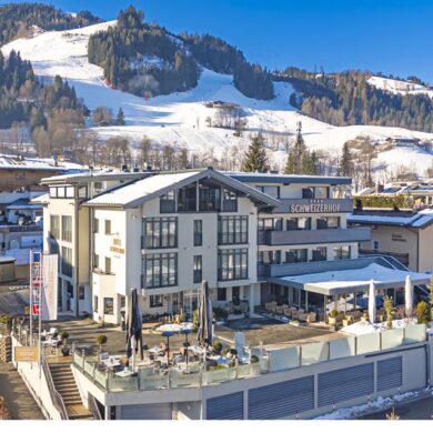 Hotel Schweizerhof is een modern & luxe 4-sterren hotel met een superieure ligging: direct naast de kabelbaan Hahnenkamm. Het centrum van Kitzbühel bevindt zich op slechts 10 minuten lopen van het hotel en na een dag skiën