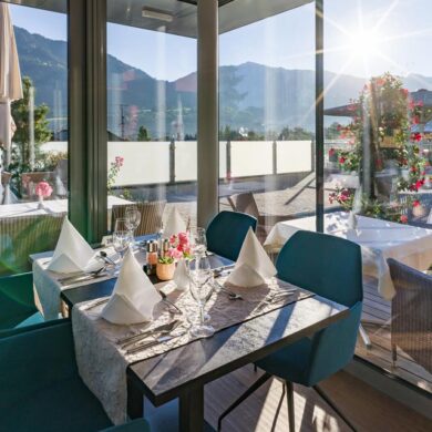 dineer in het exclusieve restaurant en geniet van het binnenzwembad en de spa. Kortom: het ideale hotel voor een geweldige wintersportvakantie in Kitzbühel! </p><p>De modern ingerichte kamers zijn allemaal ruim en voorzien van de bekende heerlijke dikke Oostenrijkse dekbedden