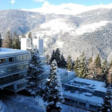 Hotel Solaria ligt bij Marilleva in het hart van Val di Sole op een perfecte locatie direct aan het begin van de pistes. Marilleva is bekend en populair vanwege het geweldige skigebied dat verbonden is met Madonna di Campiglio. In het hotel word je warm welkom geheten en staat het personeel altijd voor je klaar. De authentieke hotelkamers zijn netjes en comfortabel ingericht en bieden een welverdiende nachtrust. Na een dag op de witte pistes is het heerlijk om nog even wat baantjes te trekken in het binnenzwembad. Gastronomisch word je ook verwend; 's Morgens staat er een lekker ontbijt klaar en in de avond geniet je van een heerlijk dinerbuffet inclusief een glaasje wijn. Geniet ervan!