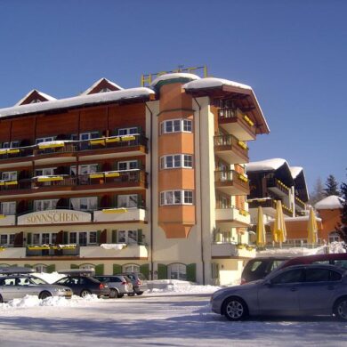 Het 4-sterren Hotel Sonnschein in Niederau ligt in het hart van Wildschönau en direct aan de piste. Bovendien ligt het hotel op slechts 400 meter afstand van belangrijkste gondel in Niederau. Breng je dagen heerlijk skiënd of snowboardend door en ontdek het fantastische skigebied Ski Juwel Alpbachtal Wildschönau.Na een inspannende dag in de buitenlucht staat er een heerlijk viergangen diner op je te wachten. Voor of na het diner kun je heerlijk ontspannen in de grote wellnessruimte van het hotel. Geniet in het verwarmde binnenzwembad