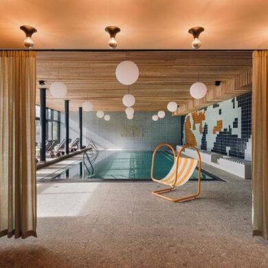 en de inrichting is modern en elegant. Na een dag op de piste kun je heerlijk ontspannen in het binnenzwembad of in de sauna. En in de bar kun je nagenieten van een dag vol actie met een heerlijke cocktail.