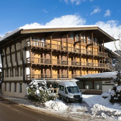 Aan de rand van het centrum en op 1 kilometer afstand van de skilift ligt het knusse Hotel Trento verscholen tussen de bomen. Hotel Trento ligt aan de doorgaande weg en de bruisende omgeving kun je zo ontdekken door in de skibus te stappen. Deze stopt namelijk om de hoek. Zo is sjouwen met de zware skispullen van het hele gezin dus verleden tijd. Deze wintersport hoef jij je geen zorgen te maken over het eten. Je verblijft hier namelijk op basis van halfpension en elke dag worden er geweldige lokale gerechten klaargemaakt door de chefs.<br /><br />Het hele hotel is een aantal jaar geleden gerenoveerd. Daarbij is de authenticiteit bewaard gebleven en is deze gecombineerd met moderne accenten. Dit zie je ook direct terugkomen in de kamers. Deze zijn modern en comfortabel ingericht. Ideaal voor gezinnen zijn de familiekamers!<br /><br />Het zwembad bied je de mogelijkheid om ontspannen een baantje te trekken of zweet even lekker weg in de sauna van het hotel. 's Avonds is er livemuziek in de bar