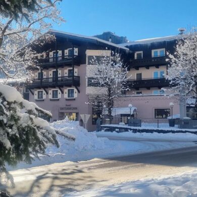 Hotel Unterbrunn is een traditioneel hotel in het centrum van Neukirchen am Großvenediger