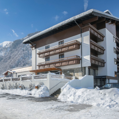 Het luxe en elegante Hotel Victoria by VAYA ligt op een prachtige locatie in Kaprun en bestaat uit 2 gebouwen. Het hoofdgebouw en de dependance zijn ondergronds met elkaar verbonden. De kamers van Hotel Victoria zijn verzorgd ingericht en zijn voorzien van een flatscreen-tv met satellietzenders en een moderne badkamer met douche. Daarnaast hebben alle kamers uitzicht op het prachtige berglandschap van Kaprun. Je verblijft hier op basis van all inclusive