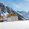 Het prachtige luxe Excellent Vier Jahreszeiten Hotel in St. Leonhard im Pitztal wordt omgeven door een indrukwekkend berglandschap. De skilift naar het Rifflsee gebied vertrekt direct naast het hotel en de lift naar de Pitztaler gletsjer ligt op 1200 meter afstand. Alle kamers zijn sfeervol en verzorgd ingericht en beschikken over een zithoek en een balkon met uitzicht op de besneeuwde bergtoppen. In de bijzonder grote spa van 1300 m² kun je heerlijk tot rust komen. Ontspan hier in een van de verschillende hot tubs