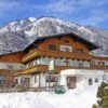 Hotel Wasserfall is een comfortabel 3-sterrenhotel aan de rand van het centrum van Fusch. In dit rustige dorpje geniet je van een ontspannen wintersportvakantie. Geniet 's morgens van het uitgebreide ontbijtbuffet om vervolgens vol energie richting piste te kunnen vertrekken. De gratis skibus stopt vlak bij het hotel. Na een actieve dag kun je in het wellness gedeelte van het hotel weer helemaal bij komen. Geniet hier van de sauna