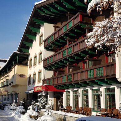 Het familiaire Hotel Der Kirchenwirt ligt in het centrum van Reith im Alpbachtal en met de skibus