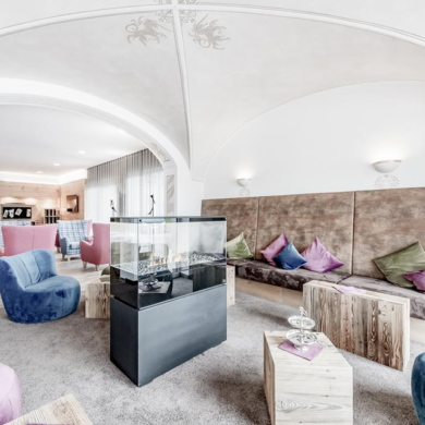 dichtbij de skipiste ligt Hotel zum Gourmet. De kamers in dit sfeervolle hotel zijn traditioneel maar comfortabel ingericht en voorzien van een moderne badkamer. </p><p>Na een heerlijk vers ontbijt loop je 's morgens zo naar de skilift van Seefeld. 's Avonds kun je in het sfeervolle restaurant genieten van de lekkerste traditionele en internationale gerechten. </p>