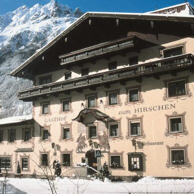 Voor een vakantie op een top locatie zit u deze winter goed in Hotel zum Hirschen in Längenfeld! Het hotel ligt midden in het centrum en de skibushalte ligt naast het hotel. Deze brengt je snel naar de pistes