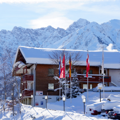 Dit comfortabele en kindvriendelijke IFA Alpenrose is rustig gelegen aan de rand van Mittelberg. Op slechts een paar honderd meter afstand van de stoeltjeslift en de kabelbaan Walmendinger Hornbahn Met een verwarmd binnenzwembad en een prachtige wellness is dit een ideale uitvalsbasis voor je skivakantie in het Kleinwalsertal.Alle kamers zijn sfeervol en comfortabel intericht en bieden je een mooi uitzicht op het dal of de besneeuwde bergen.