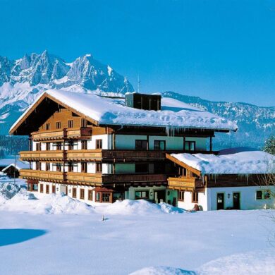 Kaiserhotel Neuwirt is een leuk hotel voor een vakantie met de hele familie. Het is gunstig gelegen in het centrum van Oberndorf en de skibus stopt voor de deur van het hotel. Het duurt dus nooit lang voordat je je ski's kunt onder klikken. De kamers zijn comfortabel en in traditionele stijl ingericht. Je verblijft in Neuwirt op basis van all inclusive. Zo kan je 's morgens als meteen aanschuiven voor een uitgebreid ontbijt