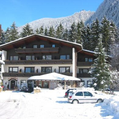 Op een zonnige locatie aan de rand van het centrum van Mayrhofen vind je Landhaus Roscher. Dit rustig gelegen hotel bied je een ideale omgeving voor een ontspannen wintersportvakantie in het Zillertal. In slechts vijf minuten loop je het bruisende centrum in