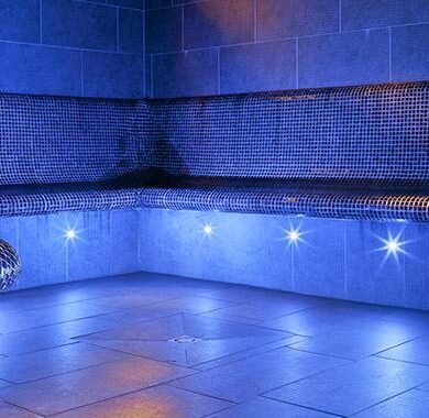 jacuzzi en hamam of sport je laatste energie eruit in de fitness. Tegen een bijbetaling kun je je optimaal in de watten laten leggen met verschillende massages en schoonheidsbehandelingen van '</span><em>O Des Cimes</em><span>'.</span>