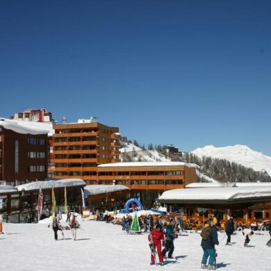 hoef je alleen naar beneden te skiën en je bent al bij je appartementen. Het centrum van La Plagne Soleil bevindt zich op maar 100 meter afstand van de appartementen waar je veel verschillende winkeltjes en restaurants vindt. Geniet in de avond van een heerlijk diner gemaakt van lokale producten of drink gezellig een drankje in een van de vele bars. De appartementen zijn geschikt voor 2 tot 8 personen.