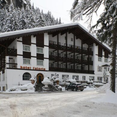 Park Hotel Faloria heeft een zonnige en rustige ligging midden in de Dolomieten en Val di Fassa. Zowel het centrum als de skipiste bevinden zich op loopafstand van het hotel. De kamers zijn modern en comfortabel ingericht