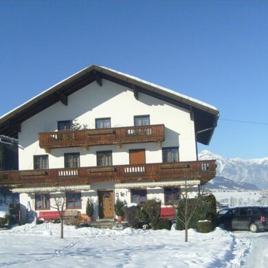 Pension Erlerhof is een klein en  typisch Tiroler pension. Met de skibushalte op 100 meter afstand en ook de winkels van Ried op loopafstand ligt het pension heel centraal.Iedere morgen kun je in de knusse ontbijtruimte je dag goed beginnen met een lekker ontbijt. 's Avonds kun je dan een restaurantje uitkiezen in het centrum van Ried