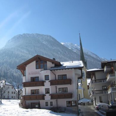 In het gezellige centrum van Ischgl liggen de verzorgde appartementen van Garni Almfried. De appartementen zijn in gezellige Tiroler stijl ingericht en beschikken allemaal over een compleet ingerichte woonkeuken met flatscreen tv