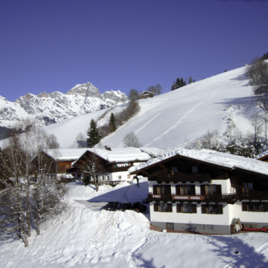 Het gemoedelijke Pension Koidl  ligt aan de rand van het pittoreske centrum van Maria Alm met de skibushalte op slechts 200 meter. De Natrunlift ligt op slechts 250 meter afstand