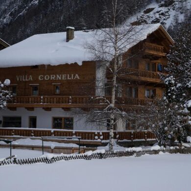 Het knusse Pension Villa Cornelia ligt midden in het bruisende centrum van Sölden. Met alle restaurants