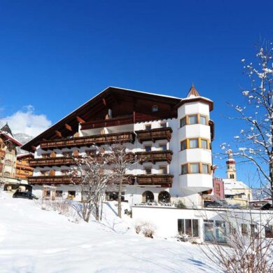 Het gezellige Posthaus Stubai & Smart ligt direct in het sfeervolle centrum van Fulpmes. De Kruzjochbahn vind je op slechts 300 meter en deze lift brengt je binnen enkele minuten naar het centrum van het skigebied Schlick 2000. Ook kun je de skibus nemen naar de Stubaier gletsjer