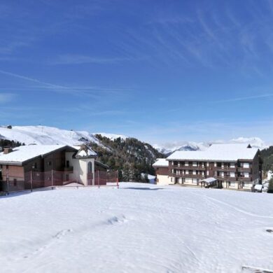 <p>Direct naast de piste vind je Résidence Agate in de wijk Belle Plagne. Dit verblijf biedt meerdere appartementen en studio's aan voor gezelschappen t/m acht personen. De ligging is een van de grootste voordelen