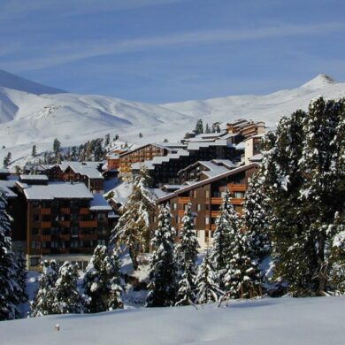 Résidence Aigue Marine is een eenvoudig appartementencomplex in het gezellige Belle Plagne. De piste ligt meteen voor de deur en ook naar het centrum is het slechts een korte wandeling. De résidence is in typische Savoyarde stijl gebouwd